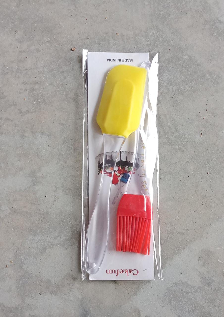 Spatula and pastry brush set for mixing and decorating. Spatula and pastry brush set for mixing and decorating.